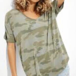 NWT American Eagle Camo Print V-Neck T-Shirt XS